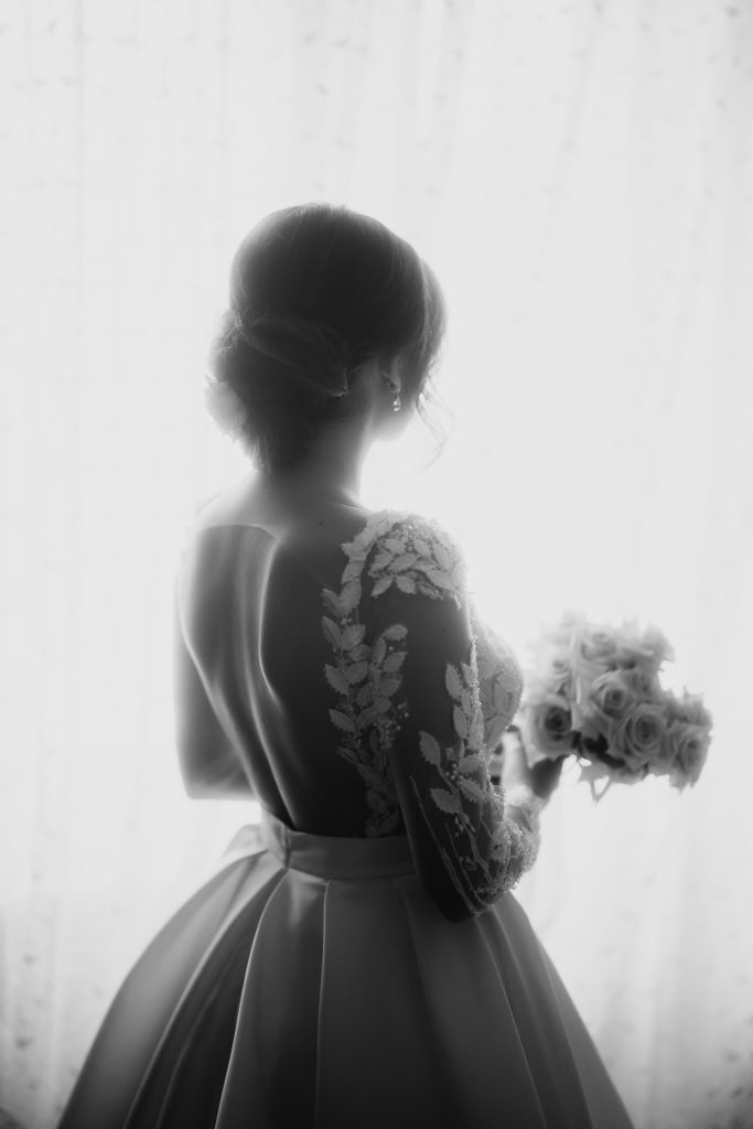 RITRATTO-IN-BIANCO-SPOSA-ELEGANTE-IN-PUGLIA-683x1024